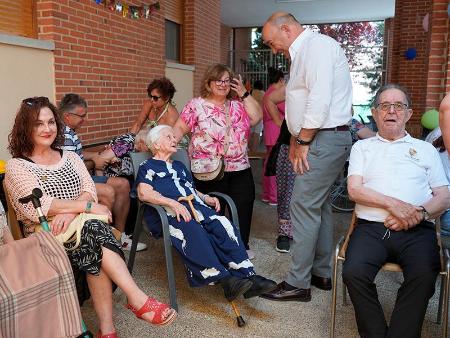 Imagen El patio de la residencia La Alameda de Nava de la Asunción viste sus mejores galas en el Día de la Fiesta del centro